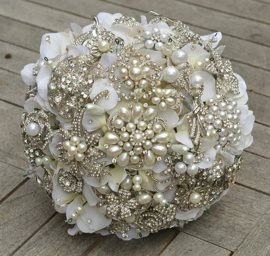 Brooches Bouquet
 quirks kisses inspired life vintage Brooch Bridal