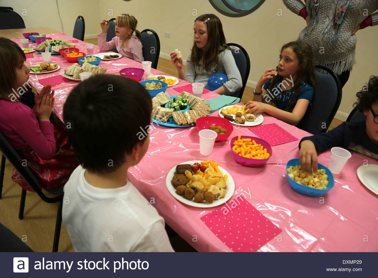 8 Year Old Birthday Party
 8 Year Old Girl s Birthday Party Children At The Table