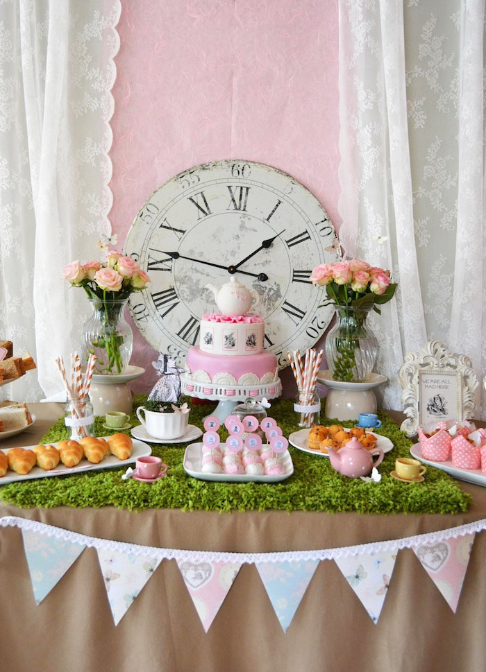 Alice In Wonderland Birthday Decorations
 Kara s Party Ideas Alice In Wonderland Themed Birthday
