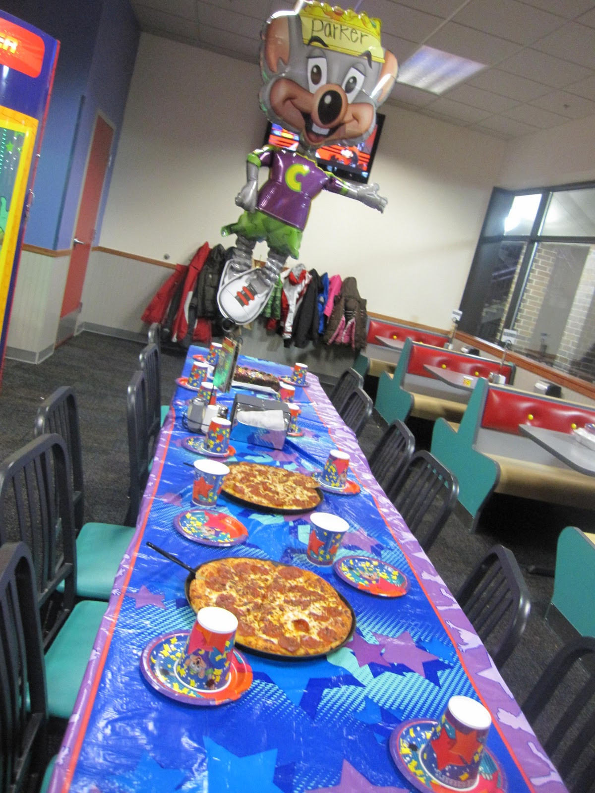 Our Chuck E Cheese Birthday Party Super Easy Fun A Helicopter Mom