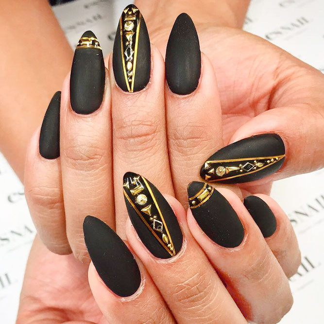 Black And Gold Nail Ideas
 Luxurious Black and Gold Nails