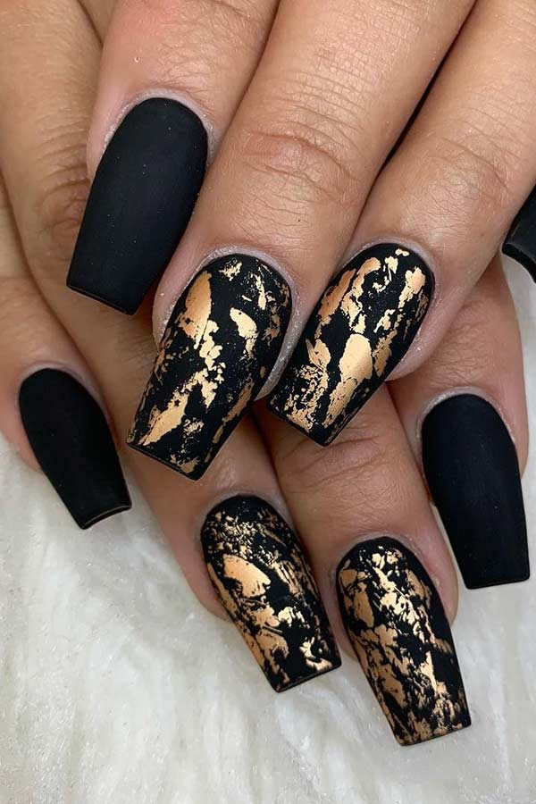 Black And Gold Nail Ideas
 Gold Nail Designs For Your Next Trip to The Salon crazyforus