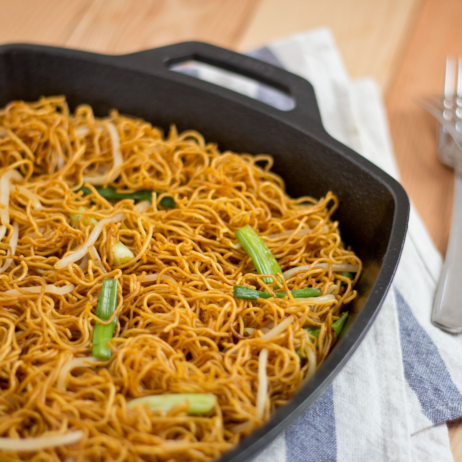 Chinese Fried Noodles
 Pan fried Noodles with Soy Sauce 豉油皇炒麵