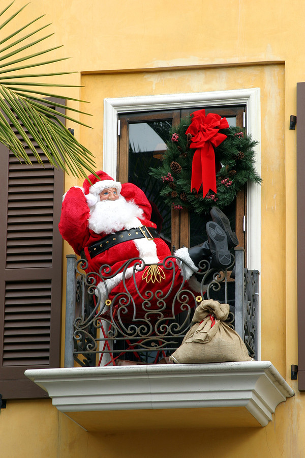 Christmas Balcony Decorating Ideas
 Decorating Your Apartment Townhome or Condo Balcony for