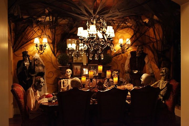 Classic Halloween Party Ideas
 Dining Room Mesmerizing Halloween Table Set For Dinner