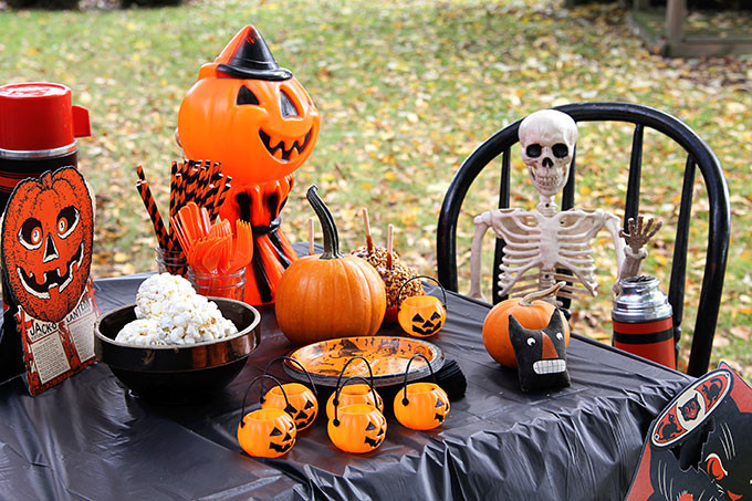 Classic Halloween Party Ideas
 Vintage Halloween Party Ideas And Decor House of Hawthornes