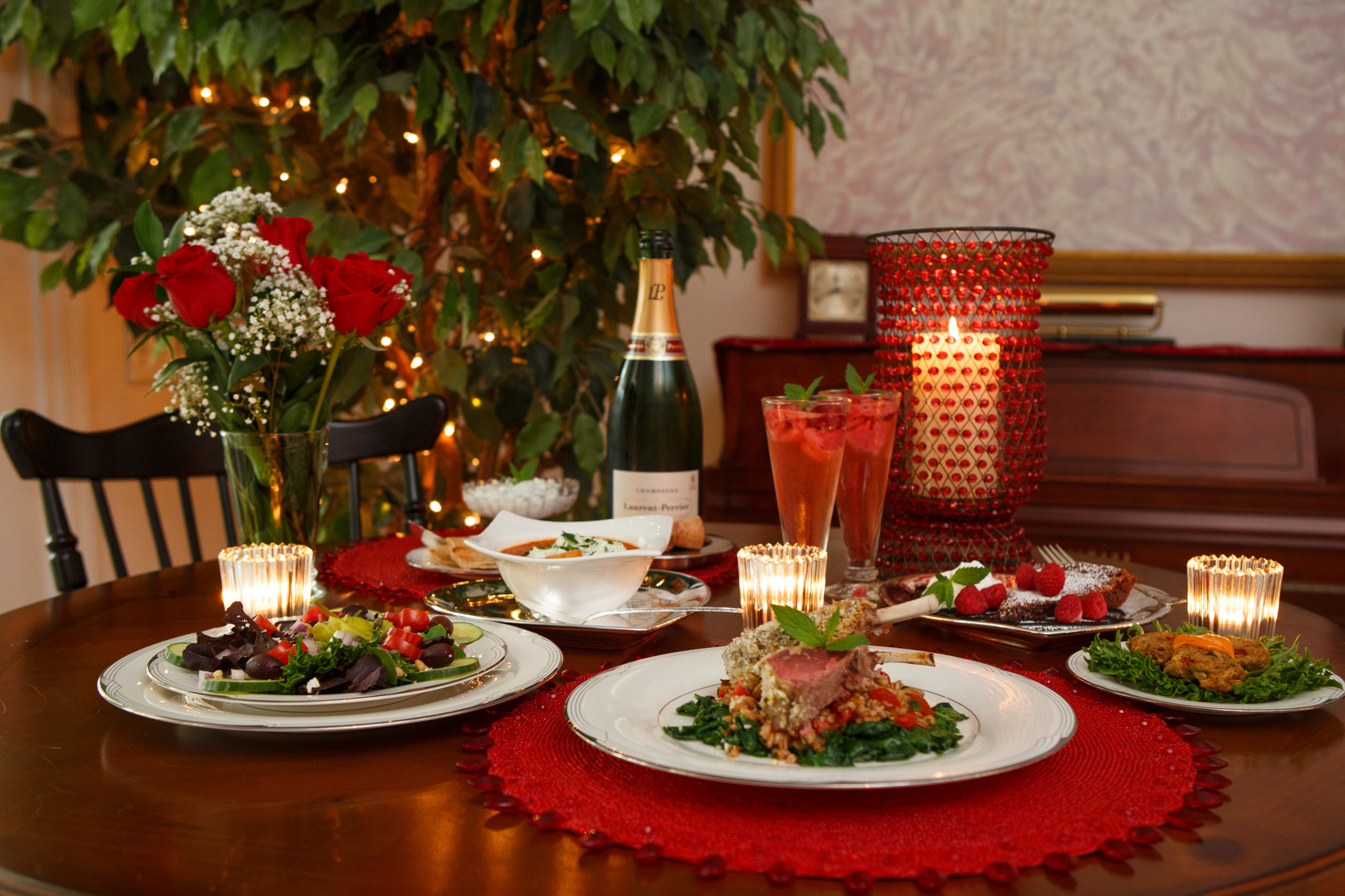 Накрытый стол ужин. Красивый праздничный стол. Романтический стол. Романтический ужин сервировка. Стол для романтического ужина.
