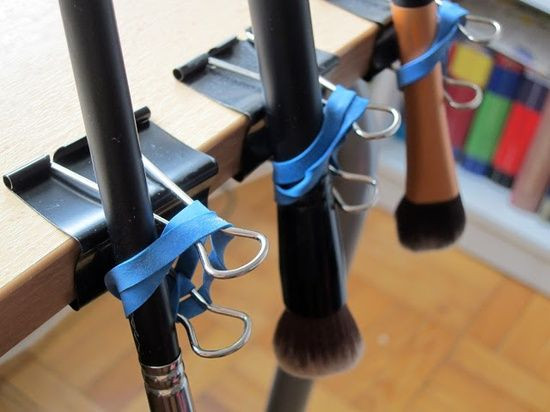 DIY Brush Drying Rack
 DIY make up brushes drying rack Tips Pinterest