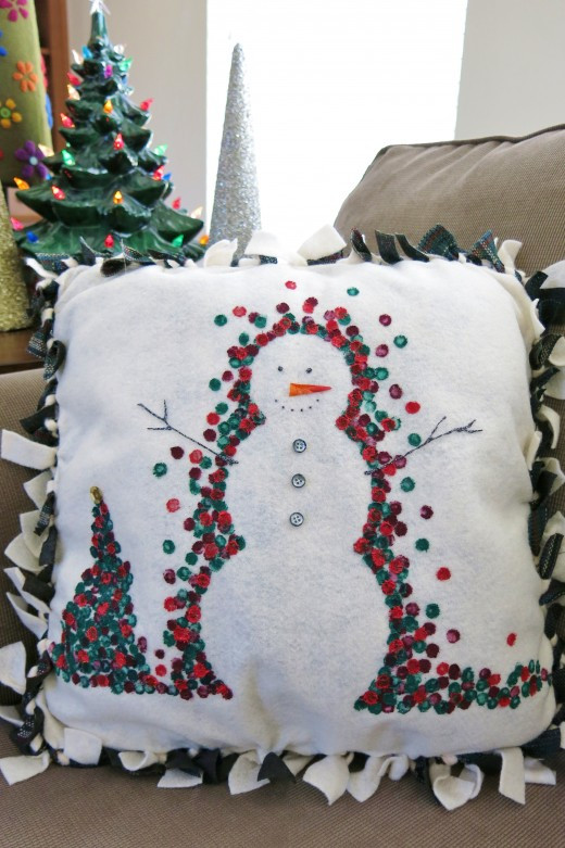 DIY Christmas Pillows
 13 Fun DIY Christmas Pillows To Make Holidays Cozier
