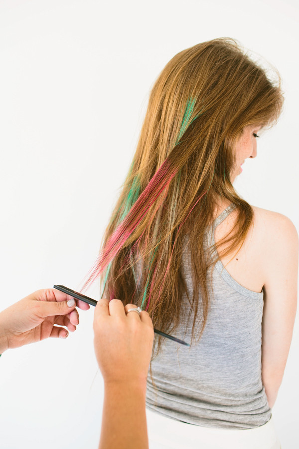 DIY Hair Chalking
 DIY Hair Chalk Tutorial for Brunettes