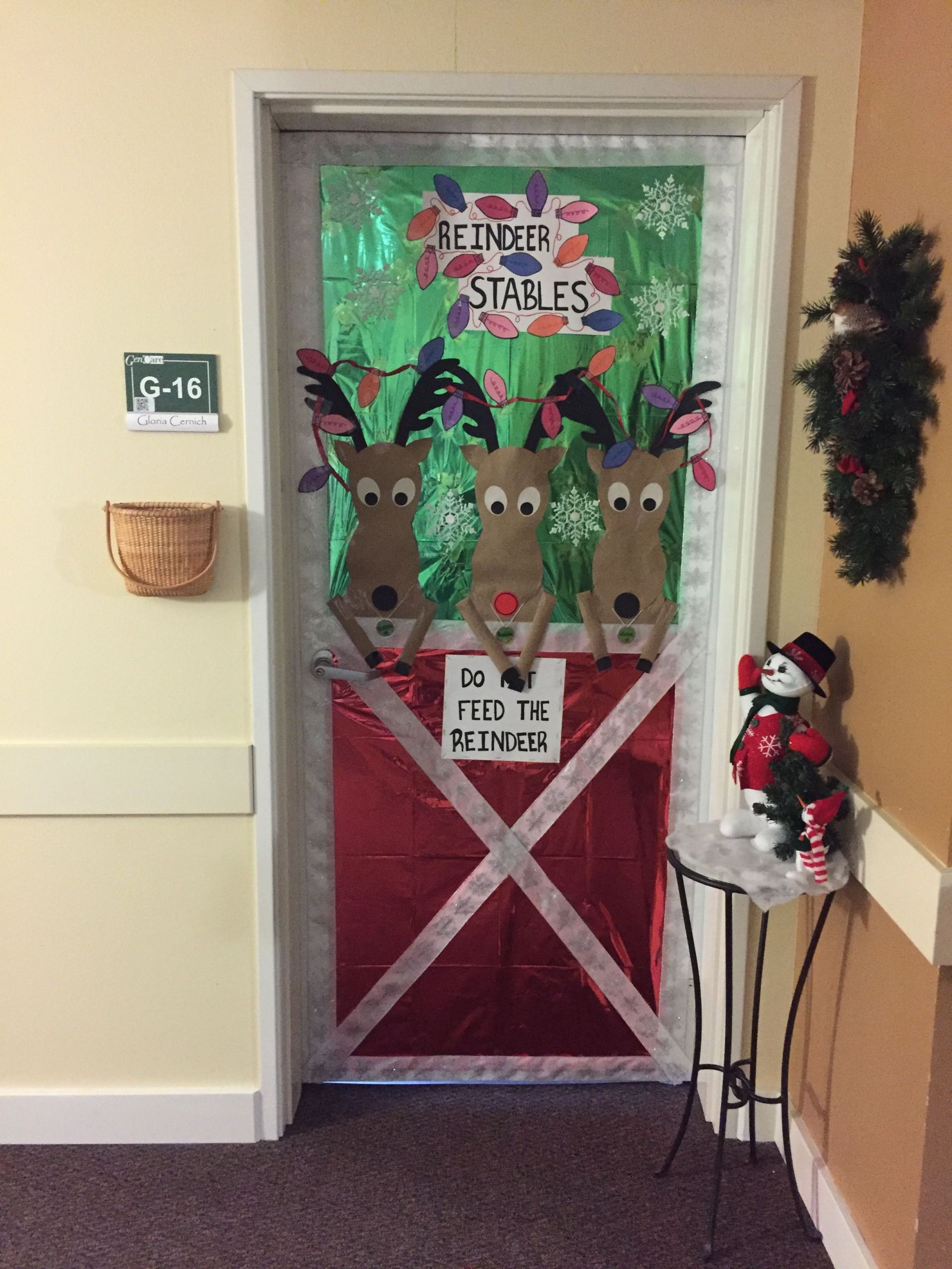 DIY Office Christmas Decorations
 Christmas reindeer stable door decoration DIY