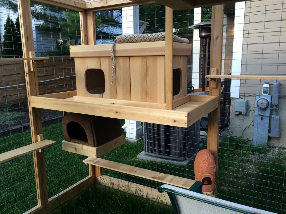 DIY Outdoor Cat House
 Homemade outdoor cat house iz every cat s dream