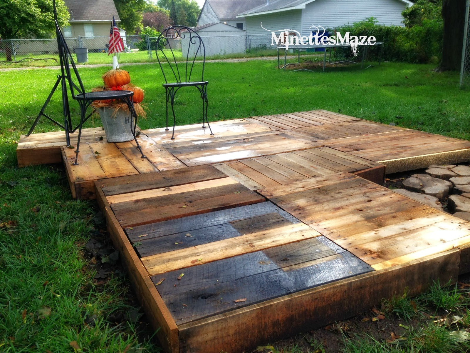 DIY Outdoor Decks
 MinettesMaze DIY Pallet Deck
