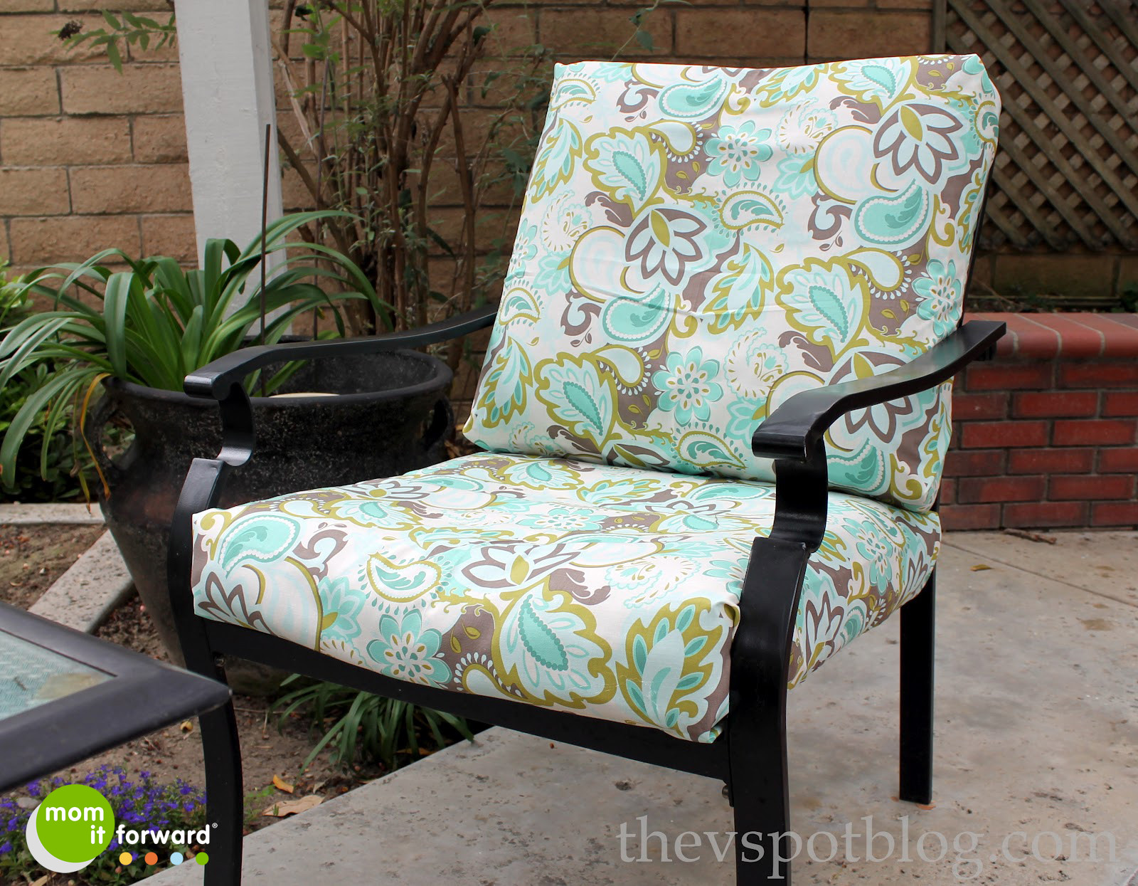 DIY Outdoor Furniture Covers
 DIY How to Recover Outdoor Furniture With a Glue Gun