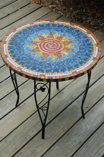 DIY Outdoor Mosaic Table
 pretty outdoor table