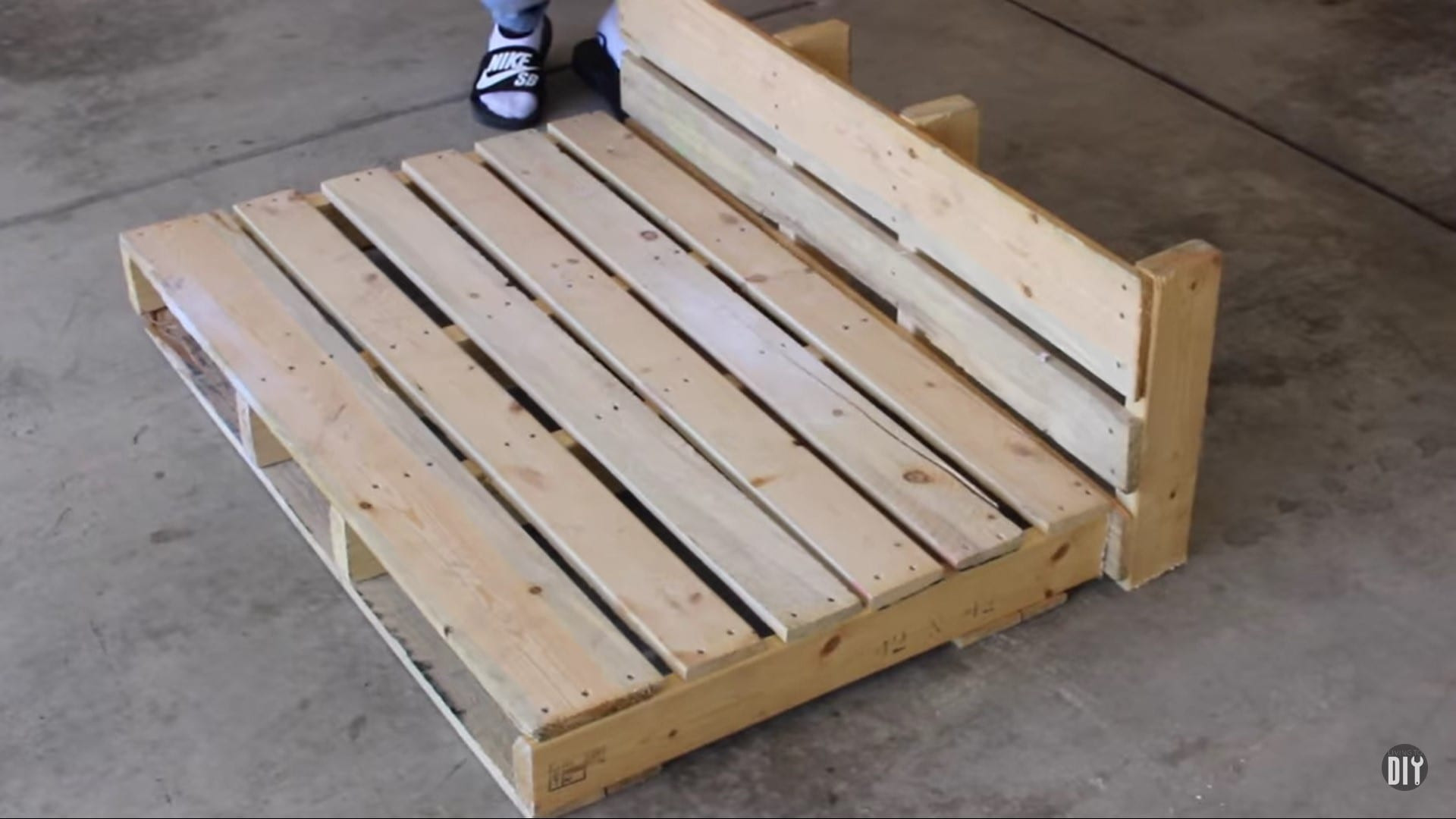 DIY Pallet Dog Bed Plans
 16 Pallet Dog Bed DIY Plans – Cut The Wood
