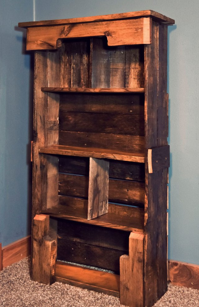 DIY Pallet Plans
 Wooden Pallet Bookshelf DIY