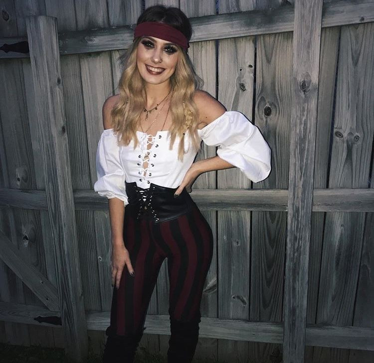 DIY Pirate Costume Women
 easy last minute diy costume pirate for her woman