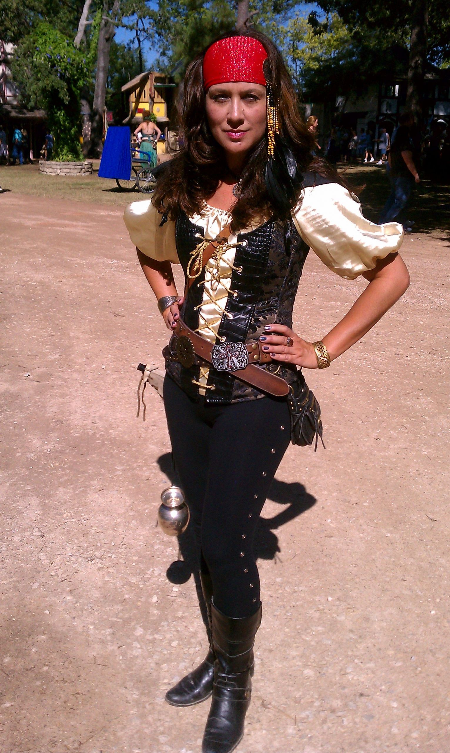 DIY Pirate Costume Women
 My pirate costume with leggings & a short sleeved chemise