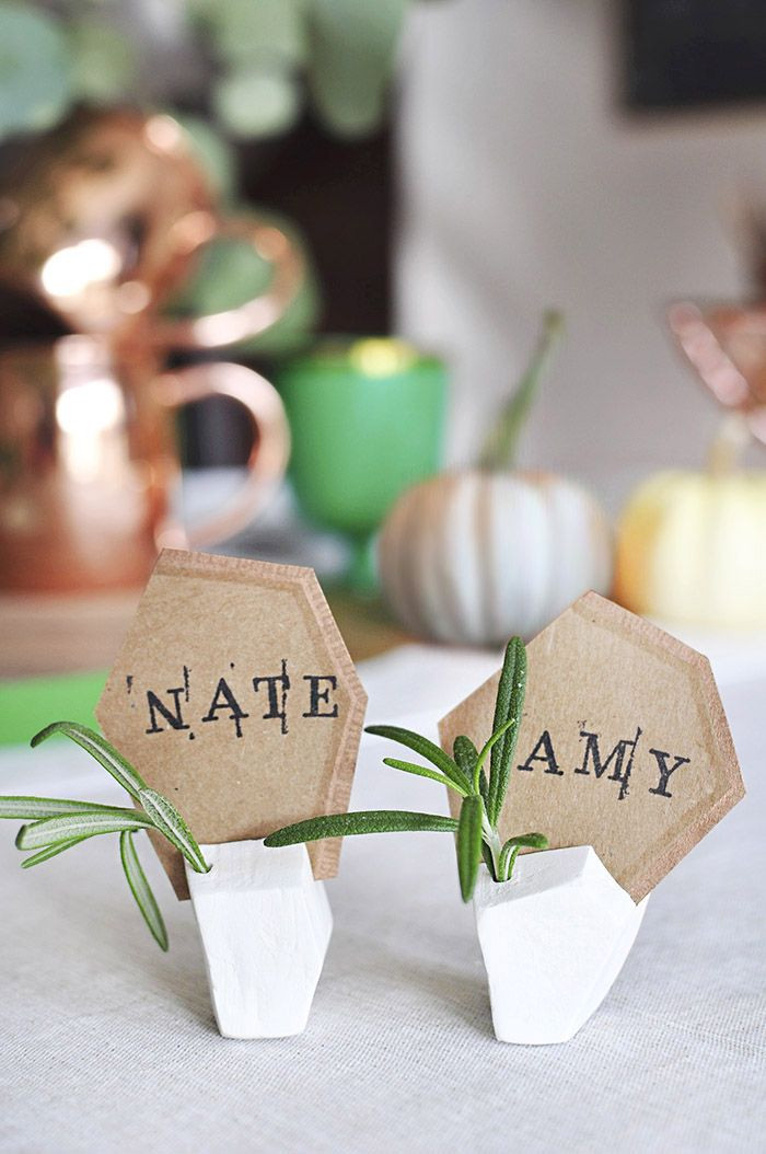 DIY Wedding Place Card Holder
 These DIY place cards looks like gravestones "Wel e to