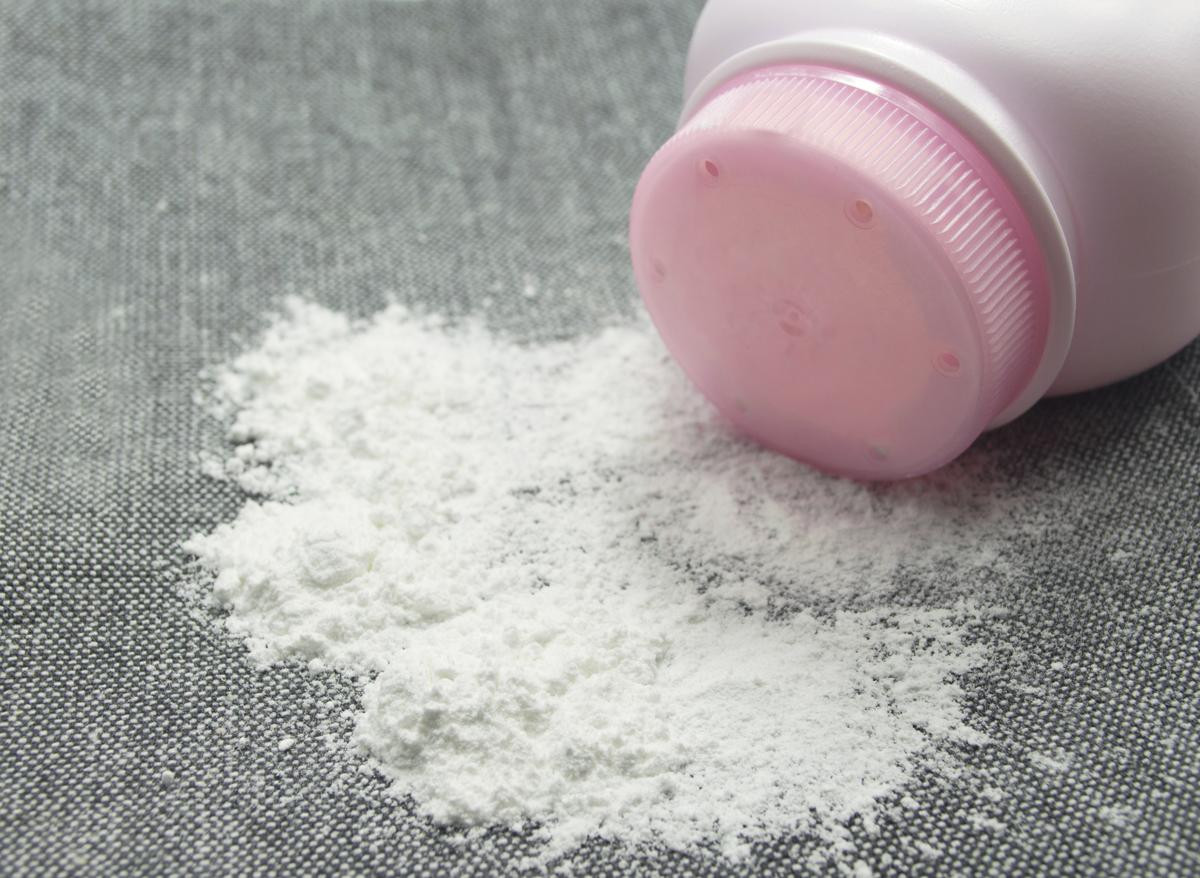 Does Baby Powder Help Greasy Hair
 Simple Yet Effective Tips on How to Get Rid of Greasy Hair