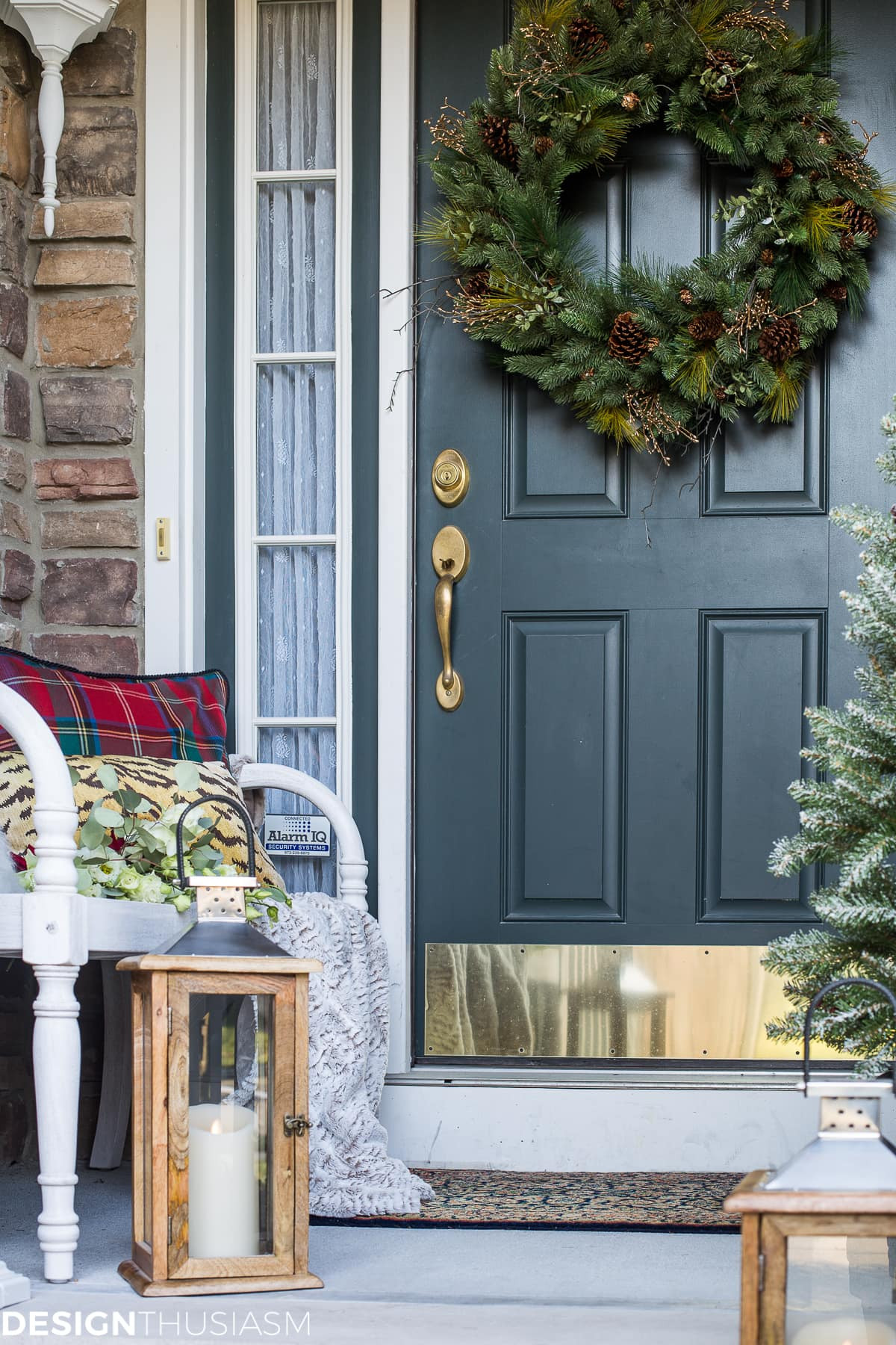 Easy Outdoor Christmas Decorating
 Easy Outdoor Christmas Decorating Ideas for a Tiny Front Porch