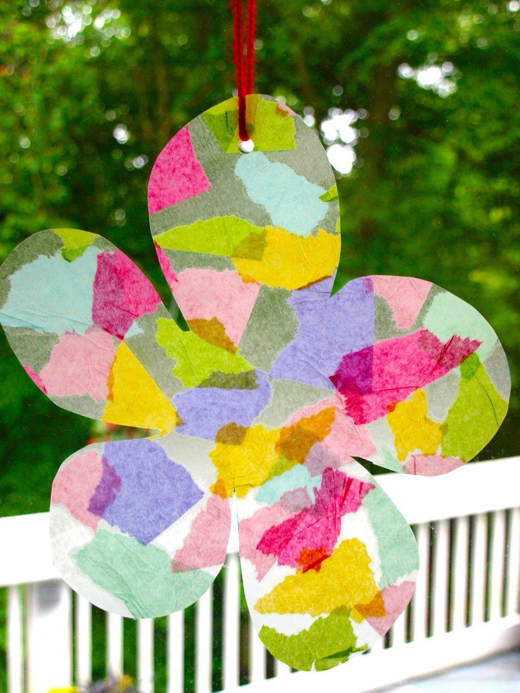 Easy Toddler Crafts
 Suncatcher Craft Project for Toddlers