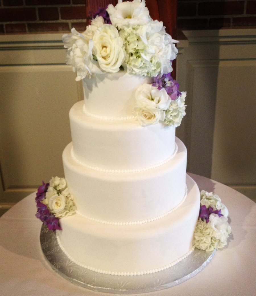Fresh Flowers On Wedding Cake
 A Simple Cake Fresh Flowers For Your Wedding Cake