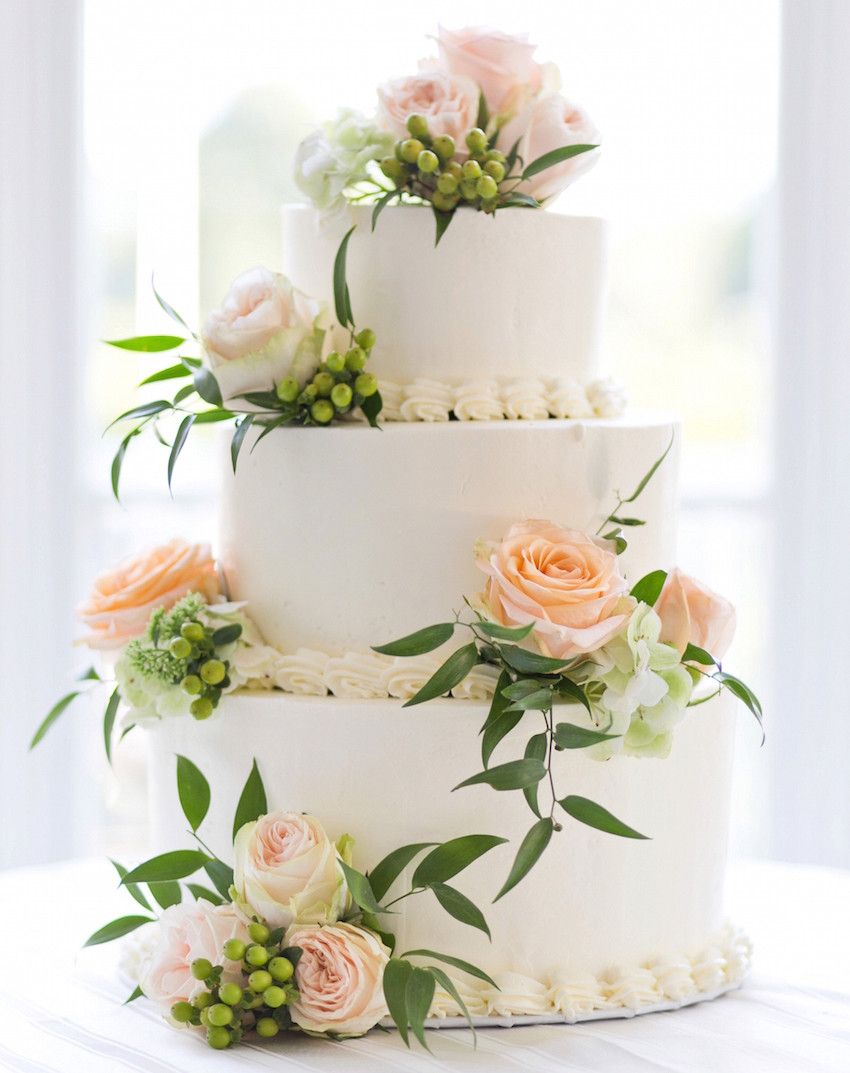 Fresh Flowers On Wedding Cake
 Wedding Cakes 20 Ways to Decorate with Fresh Flowers