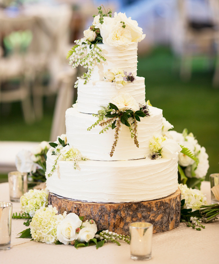 Fresh Flowers On Wedding Cake
 Wedding Cakes 20 Ways to Decorate with Fresh Flowers