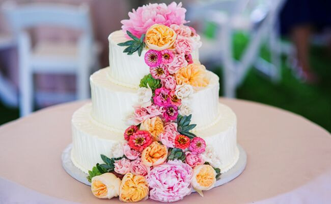 Fresh Flowers On Wedding Cake
 Feast Your Eyes on These 15 Fresh Flower Wedding Cakes