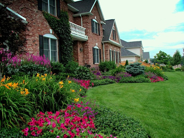 Front Yard Landscape Ideas
 Front Yard Planting Ideas Traditional Landscape New