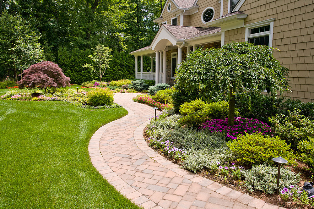 Front Yard Landscape Ideas
 Dos and Don’ts of Front Yard Landscape