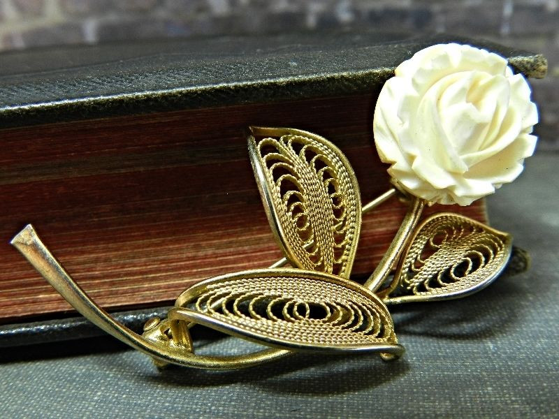Gold Brooches
 Vintage Gold Tone White Flower Pin Brooch