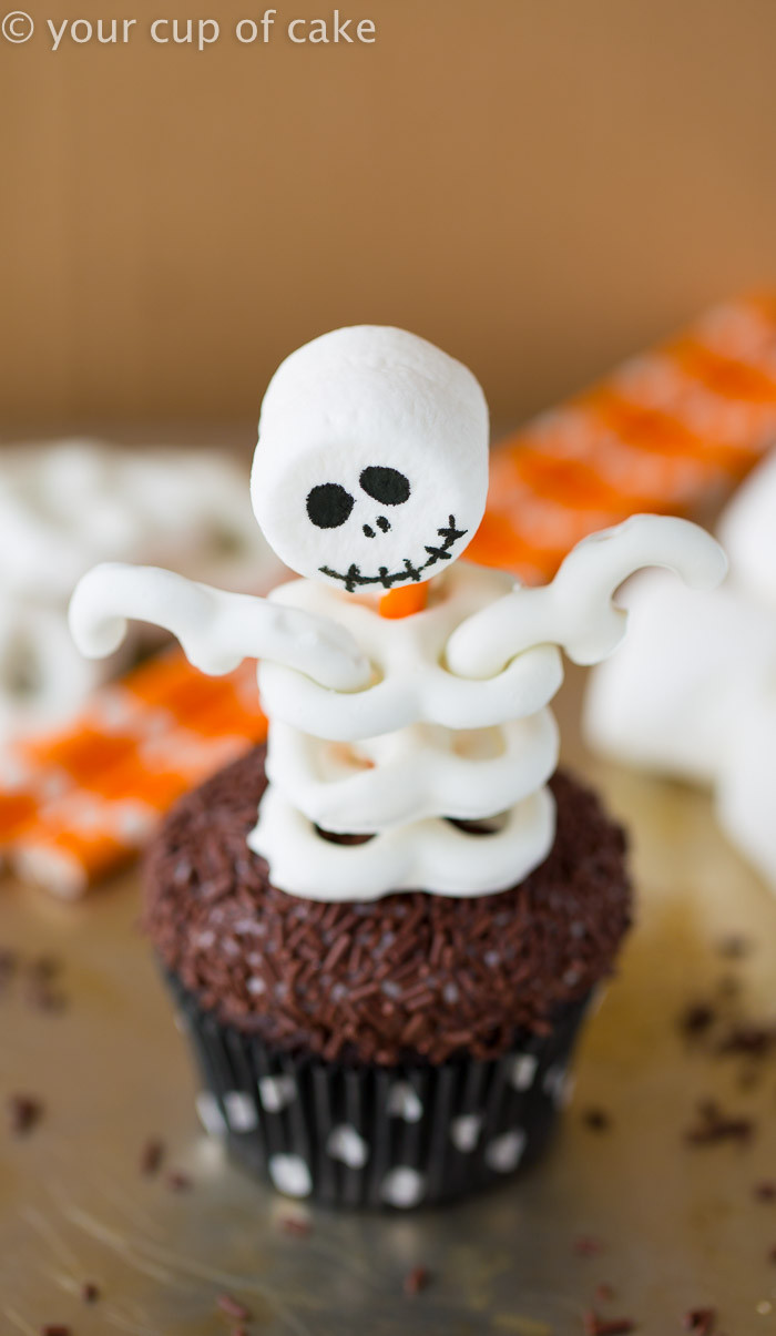 Halloween Cupcakes Cake
 Roundup of the BEST Halloween Cakes Tutorials and Ideas