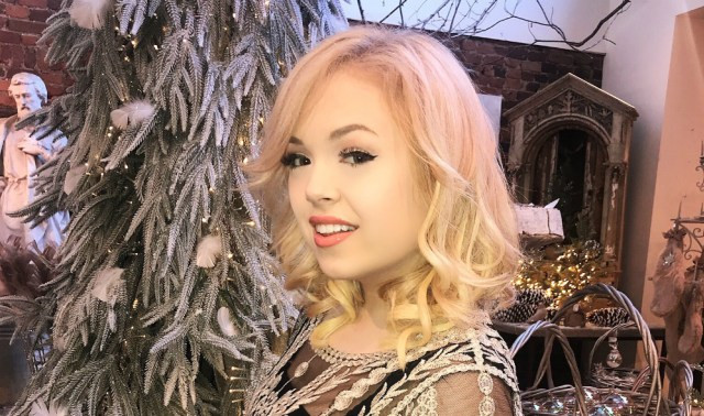 Hard Candy Christmas By Dolly Parton
 15 Year Old Lexi Lauren Flawlessly Covers Dolly Parton s