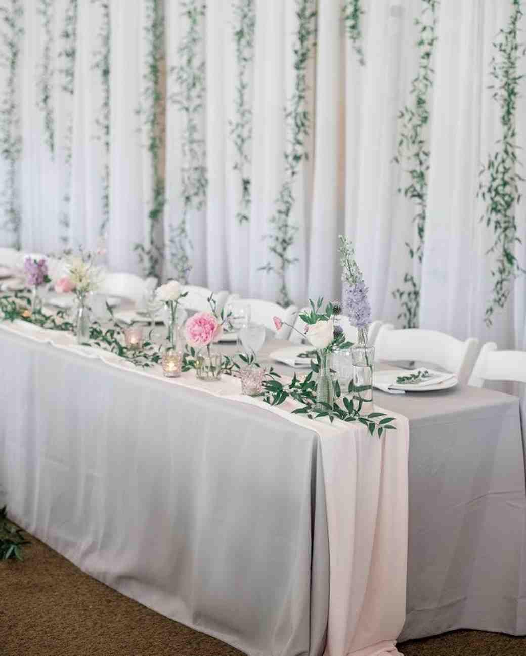 Head Table Wedding Decorations
 28 Ideas for Sitting Pretty at Your Head Table