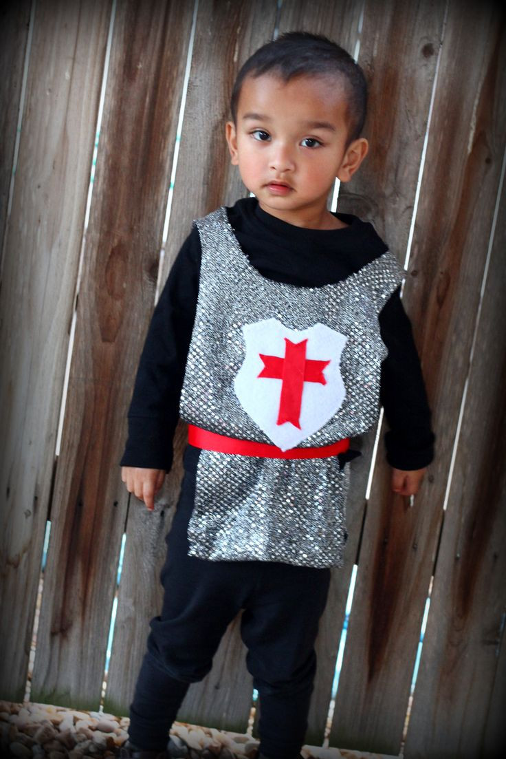 Knight Costume DIY
 DIY Halloween Costume knight in shining armor