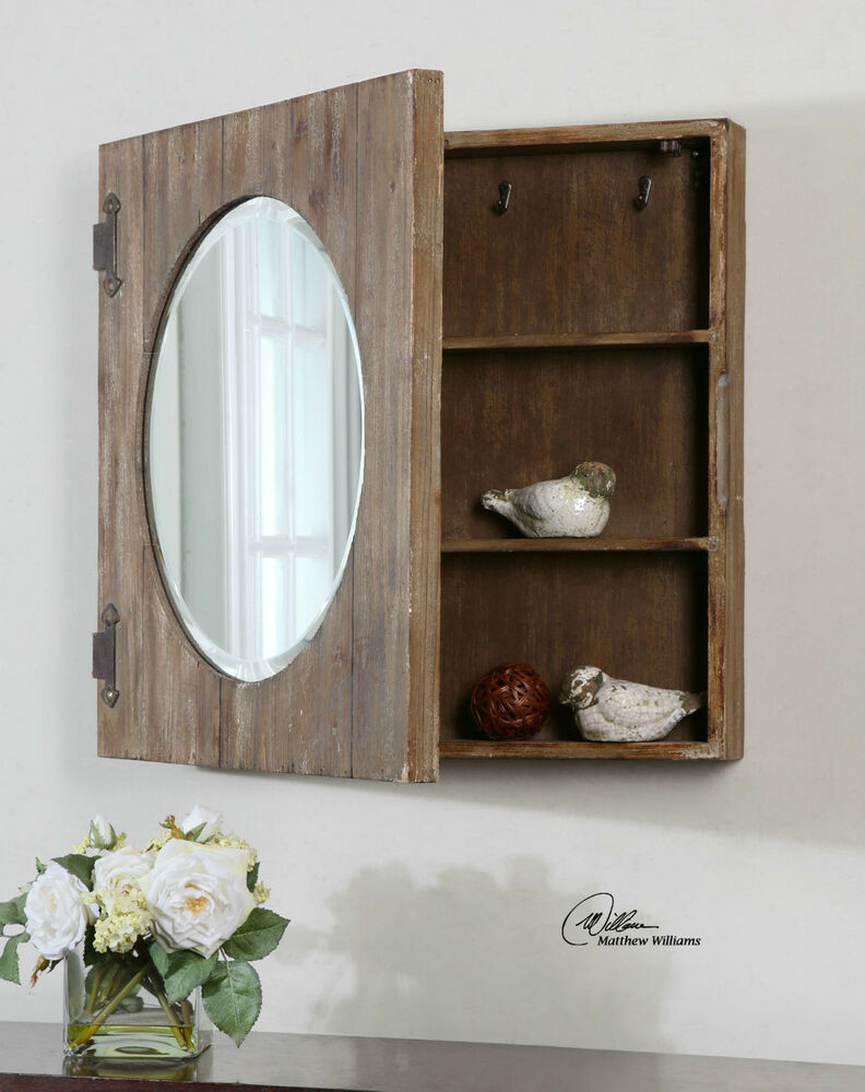 Зеркало с деревянной полочкой в ванную