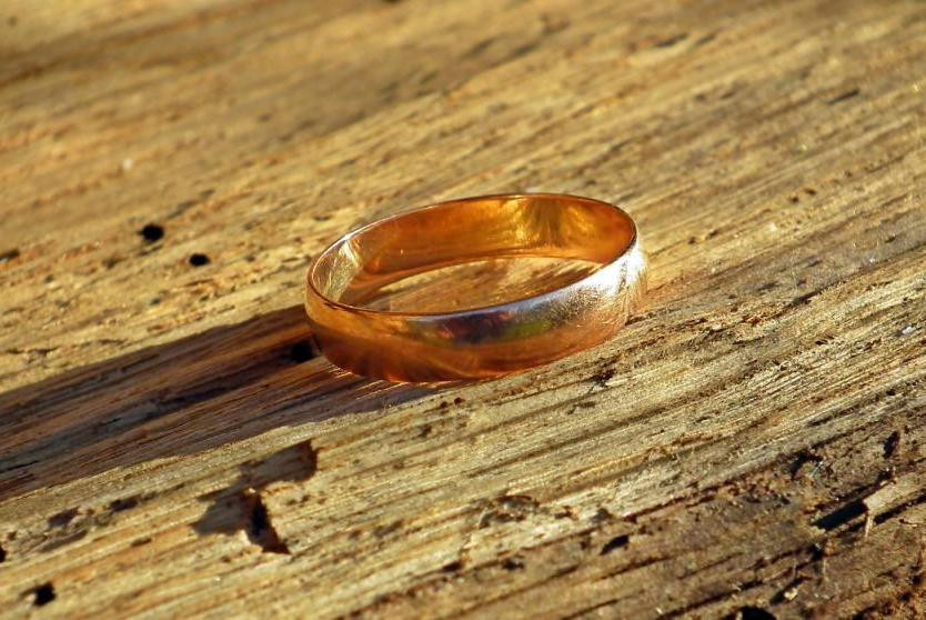 Lost Wedding Ring
 Small fish helps recover swimmer s lost wedding ring UPI