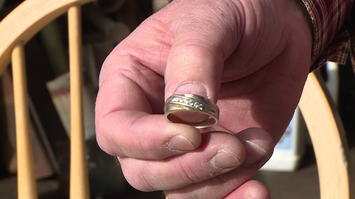 Lost Wedding Ring
 Louisa man hopes to reunite lost wedding ring with its