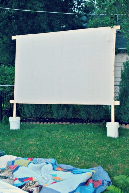 Outdoor Movie Screen DIY
 EveJulien 25 DIY Outdoor Furniture and Decor Projects