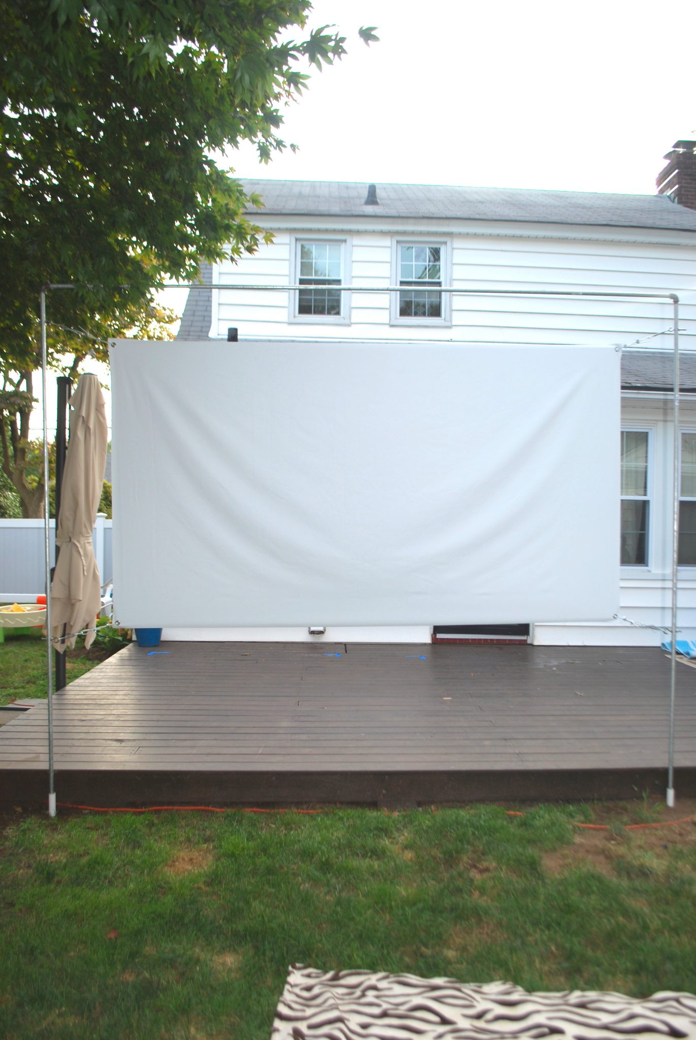 Outdoor Movie Screen DIY
 DIY OUTDOOR MOVIE SCREEN AND STAND Effortless Style Blog