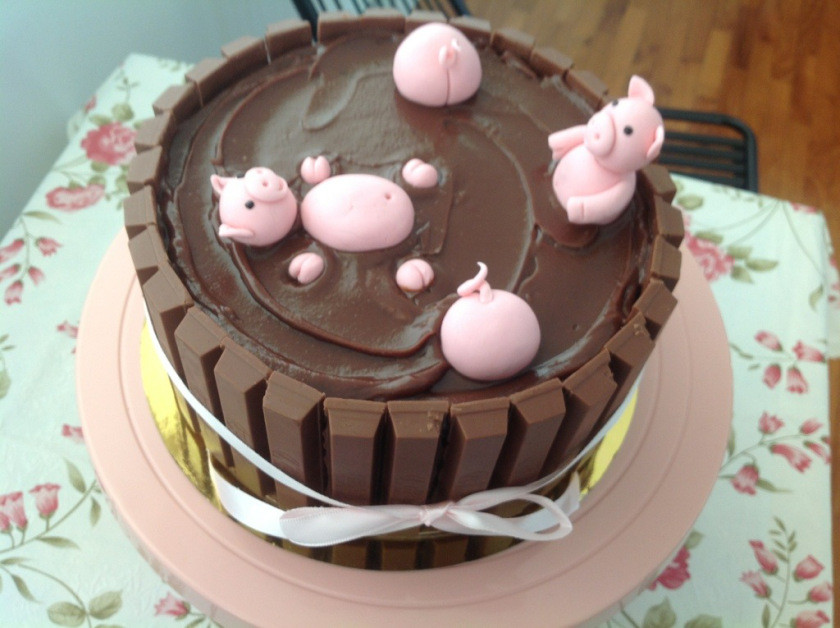 Pig Birthday Cake
 Would you believe more pig cakes