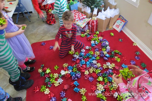 Preschool Christmas Party Ideas
 Simple t bow game for preschoolers – Teach Preschool