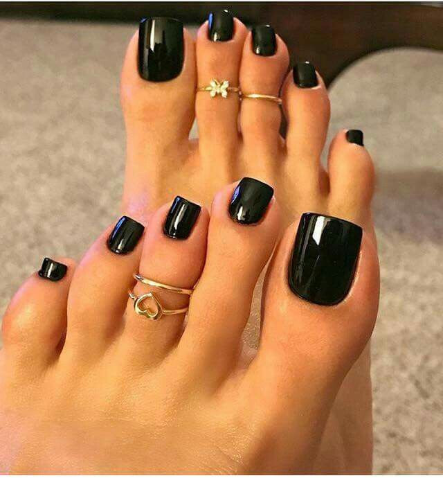 Pretty Polished Nails
 Pretty glossy black toe nail polish