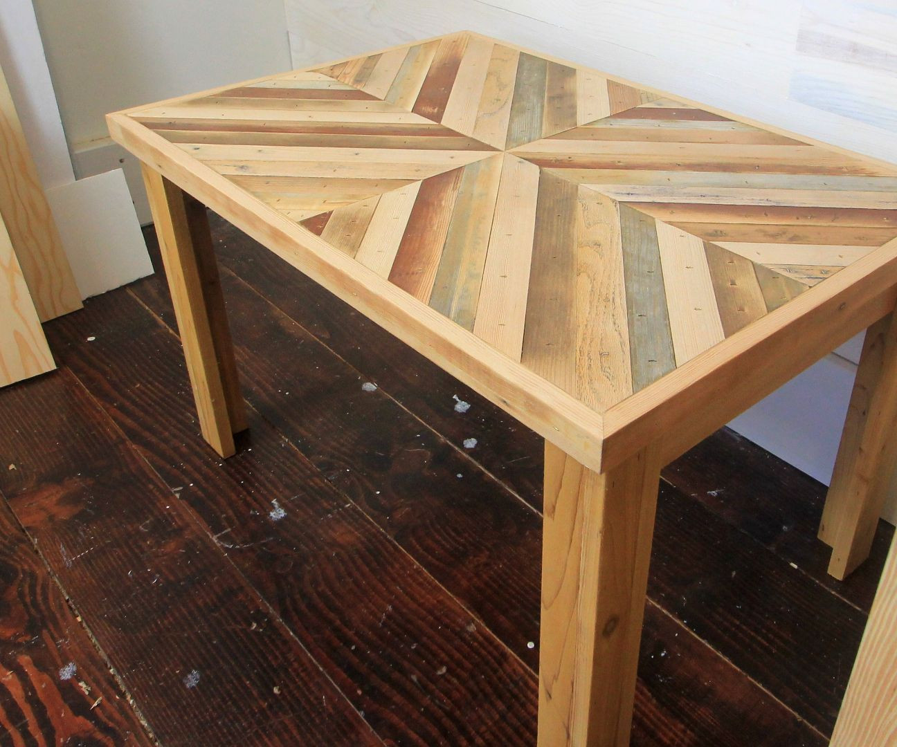 Reclaimed Wood Coffee Table DIY
 DIY Rustic Style Coffee Table with Reclaimed Wood