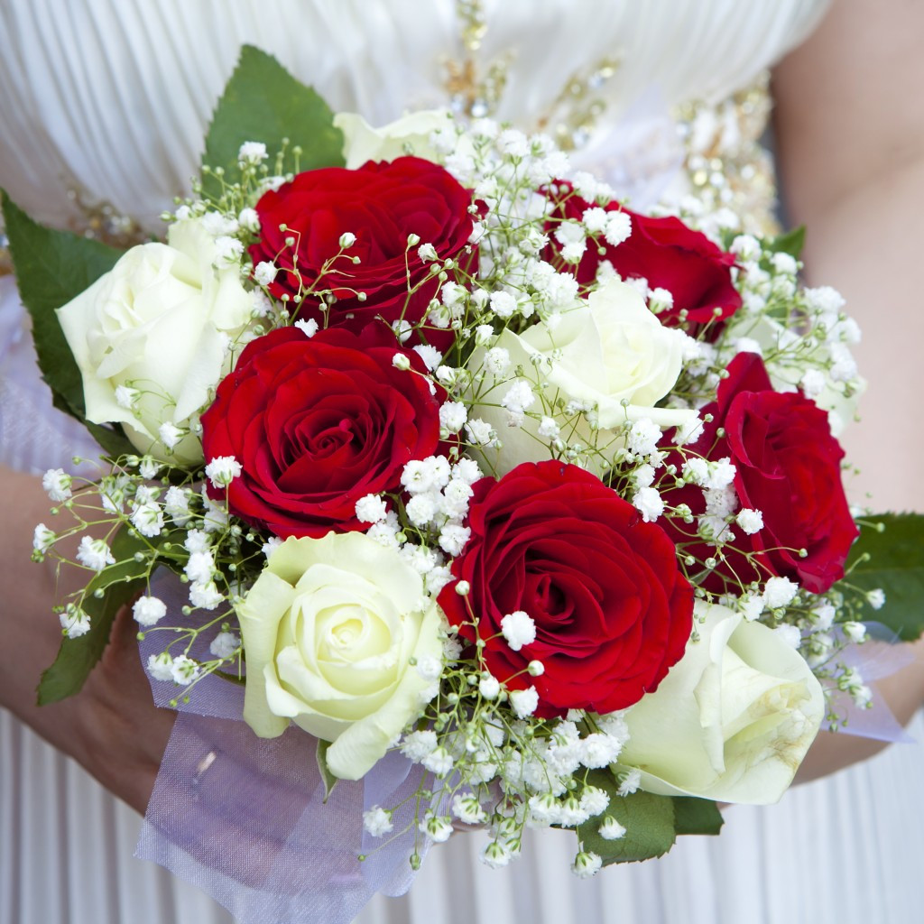 Red And White Wedding Flowers
 Beautiful Bridal Bouquets Inspired by Valentine s Day