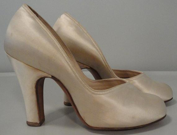 Satin Ivory Wedding Shoes
 Ivory Satin Vintage Pumps Bridal Shoes Size 3 by