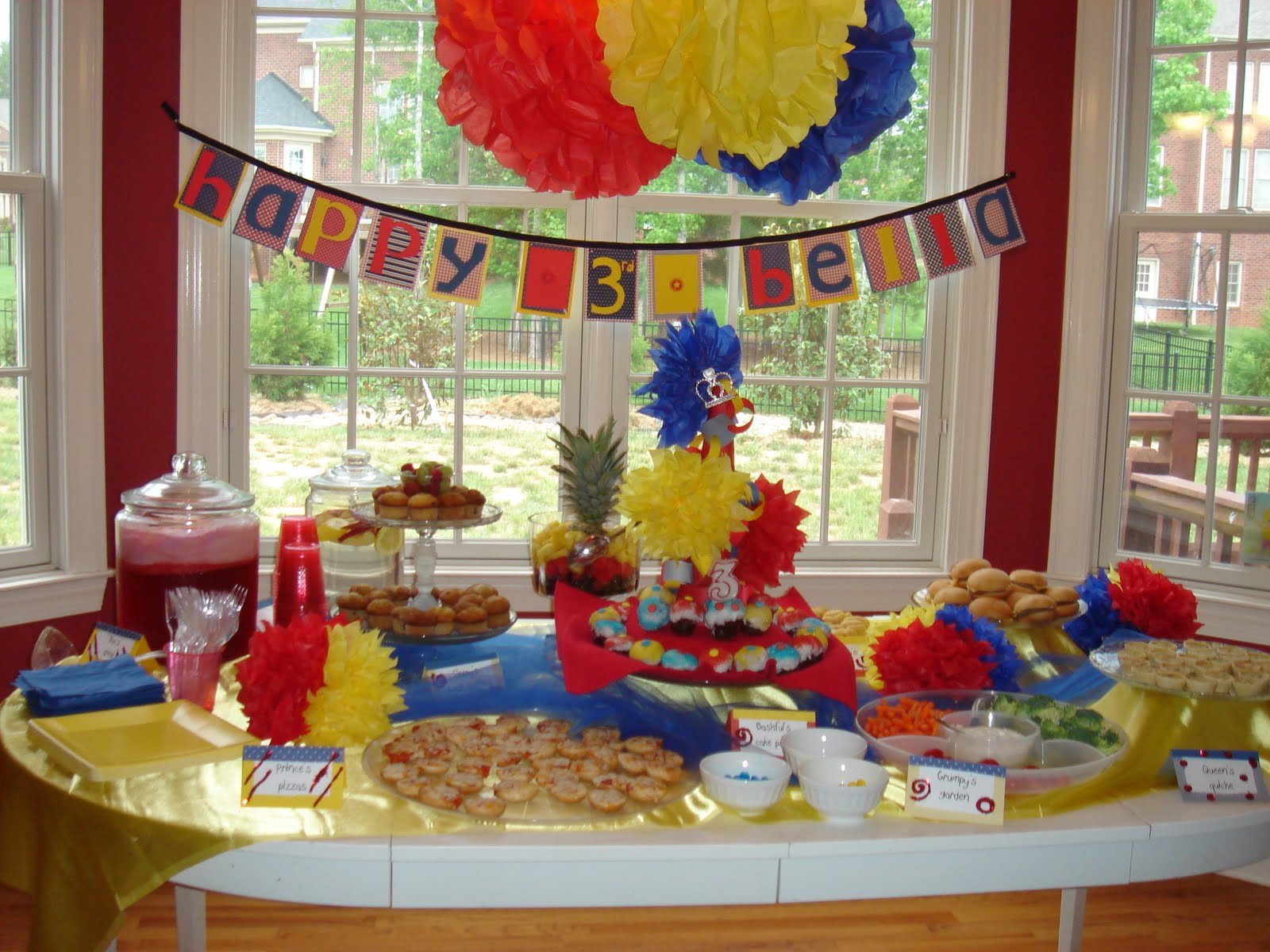 Snow White Party Food Ideas
 Everyday is a "Hollyday" Snow White Party